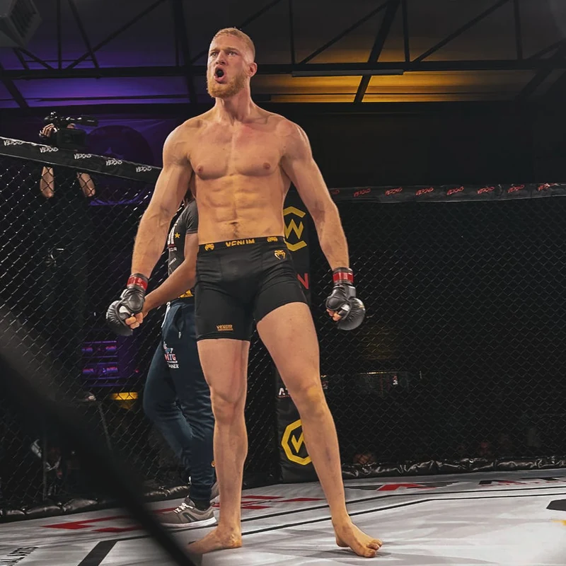 Robbe Berger in de kooi bij Cage Warriors Academy Lowlands