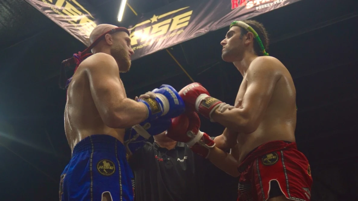 Robbe Berger tijdens een professioneel Muay Thai gevecht in Thailand