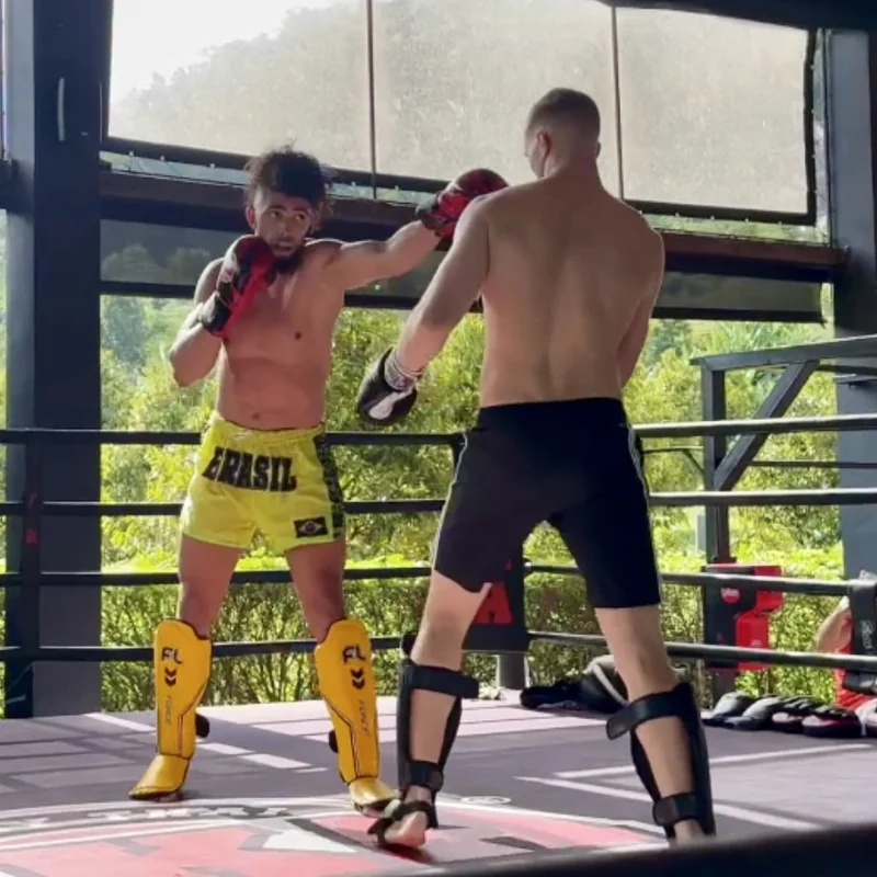 Robbe Berger tijdens het sparren met UFC-vechter Johnny Walker in Thailand