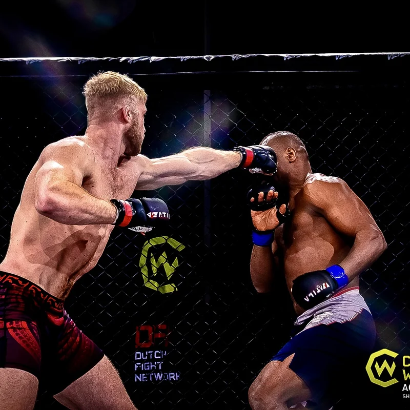 Robbe Berger deelt een jab uit tijdens een MMA-wedstrijd bij Cage Warriors