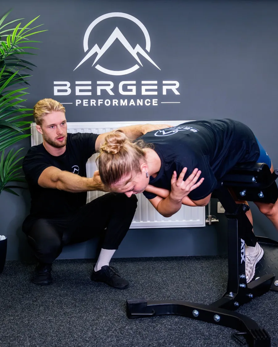 Robbe Berger coacht een klant onder de Berger Performance muurschildering in Hechtel-Eksel