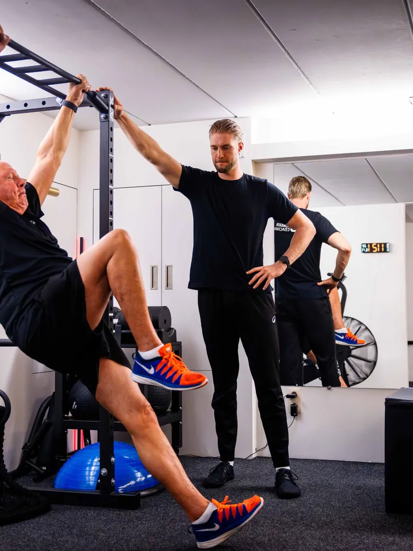 Robbe Berger begeleidt een klant tijdens krachttraining