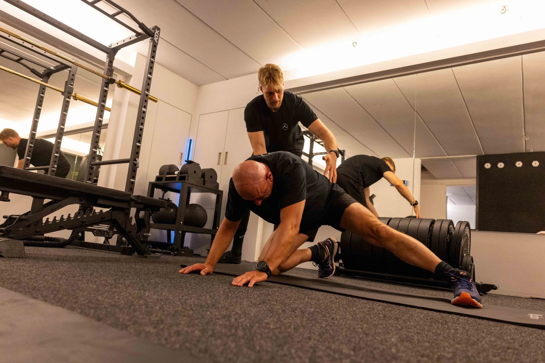 Robbe Berger begeleidt een klant tijdens een 1-op-1 private coaching sessie in de private studio