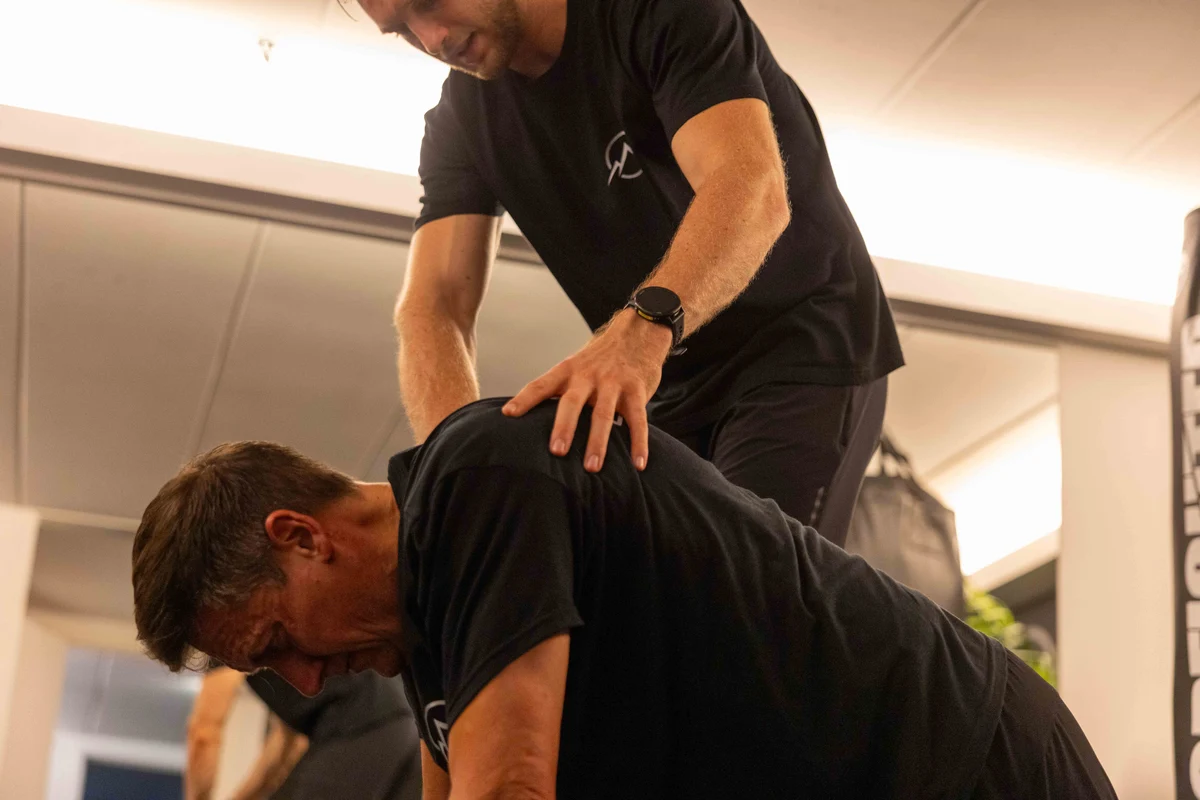 Robbe Berger corrigeert de houding van een klant tijdens 1-op-1 private coaching