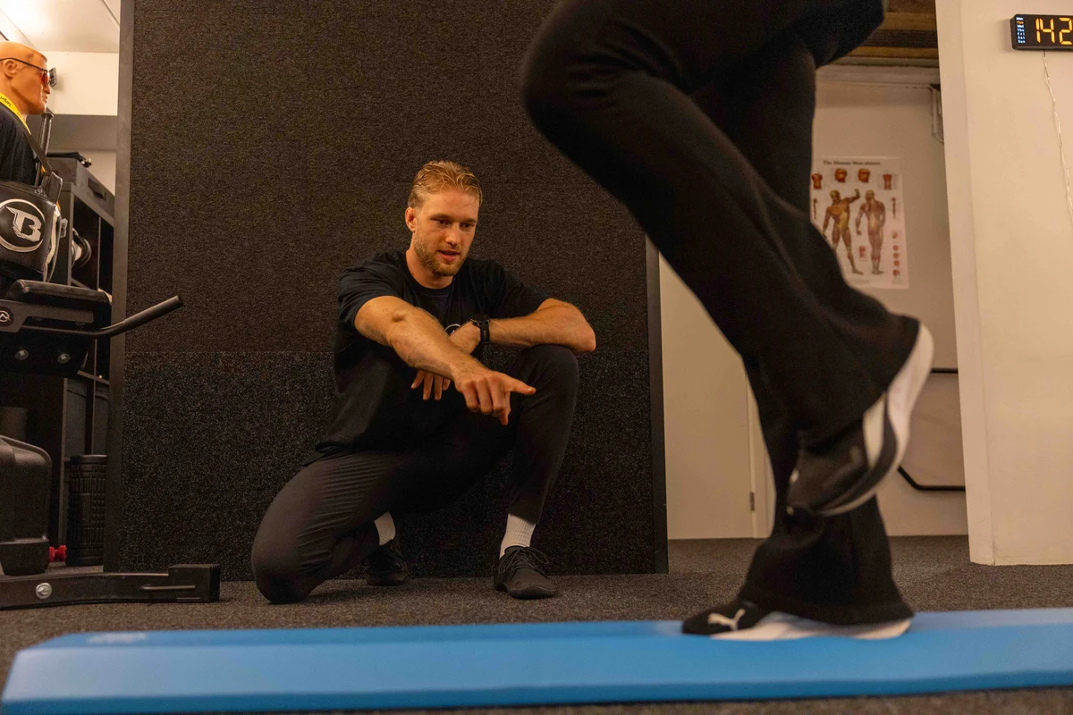 Robbe Berger coacht een klant bij een explosieve oefening
