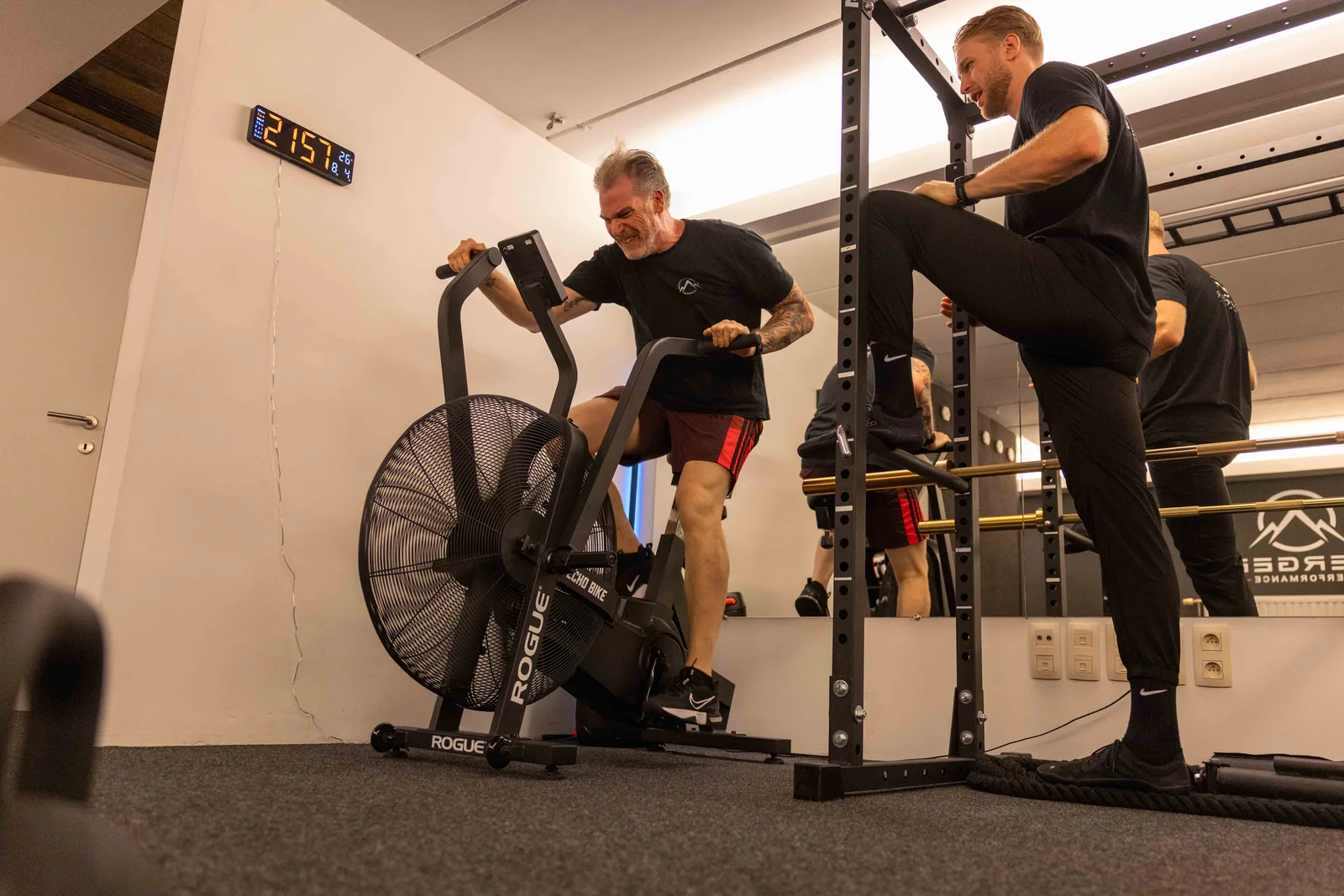 Klant op de Rogue Echo Bike tijdens een HIIT-interval, gecoacht door Robbe Berger